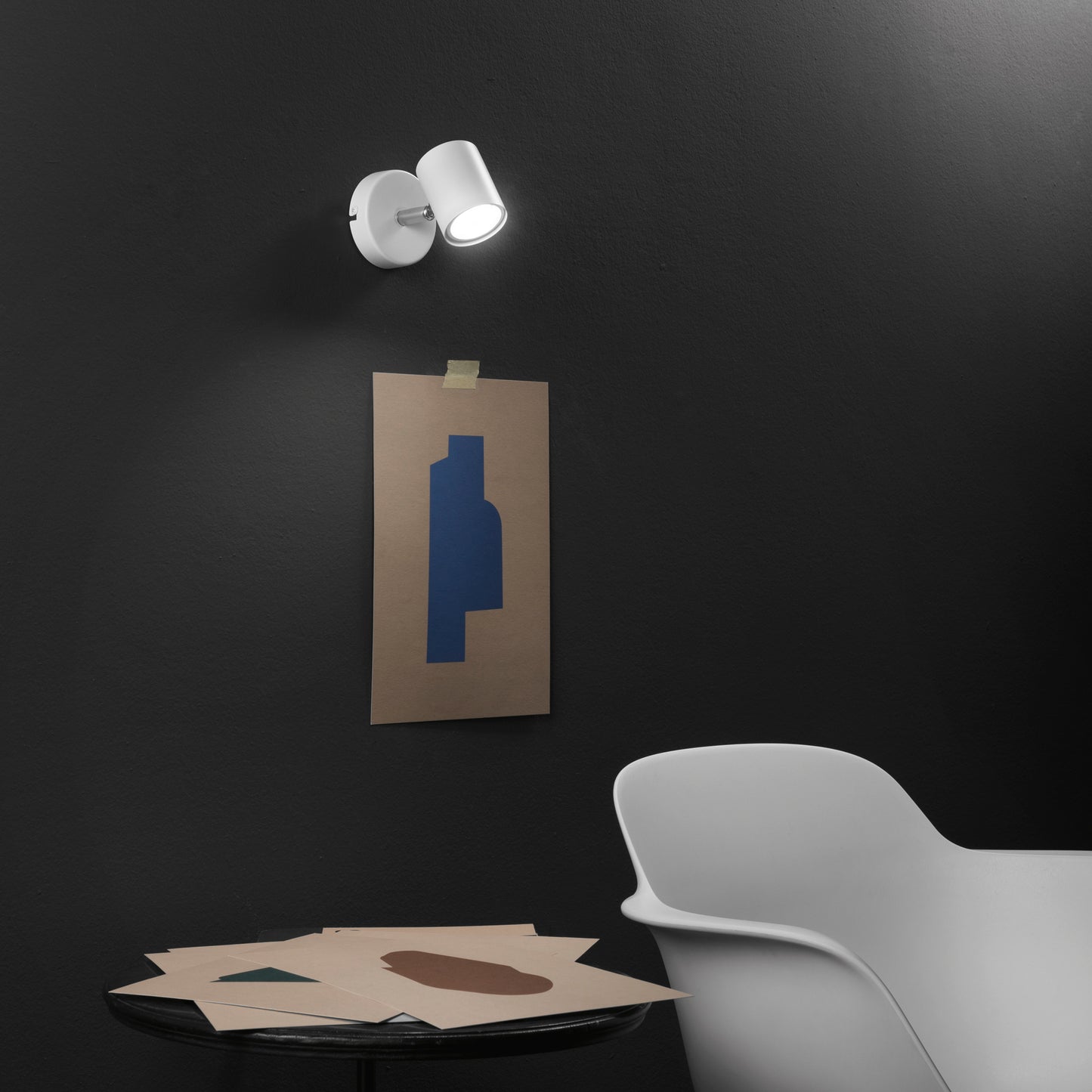 Spot ZERO in metallo bianco con 1 punto luce orientabile