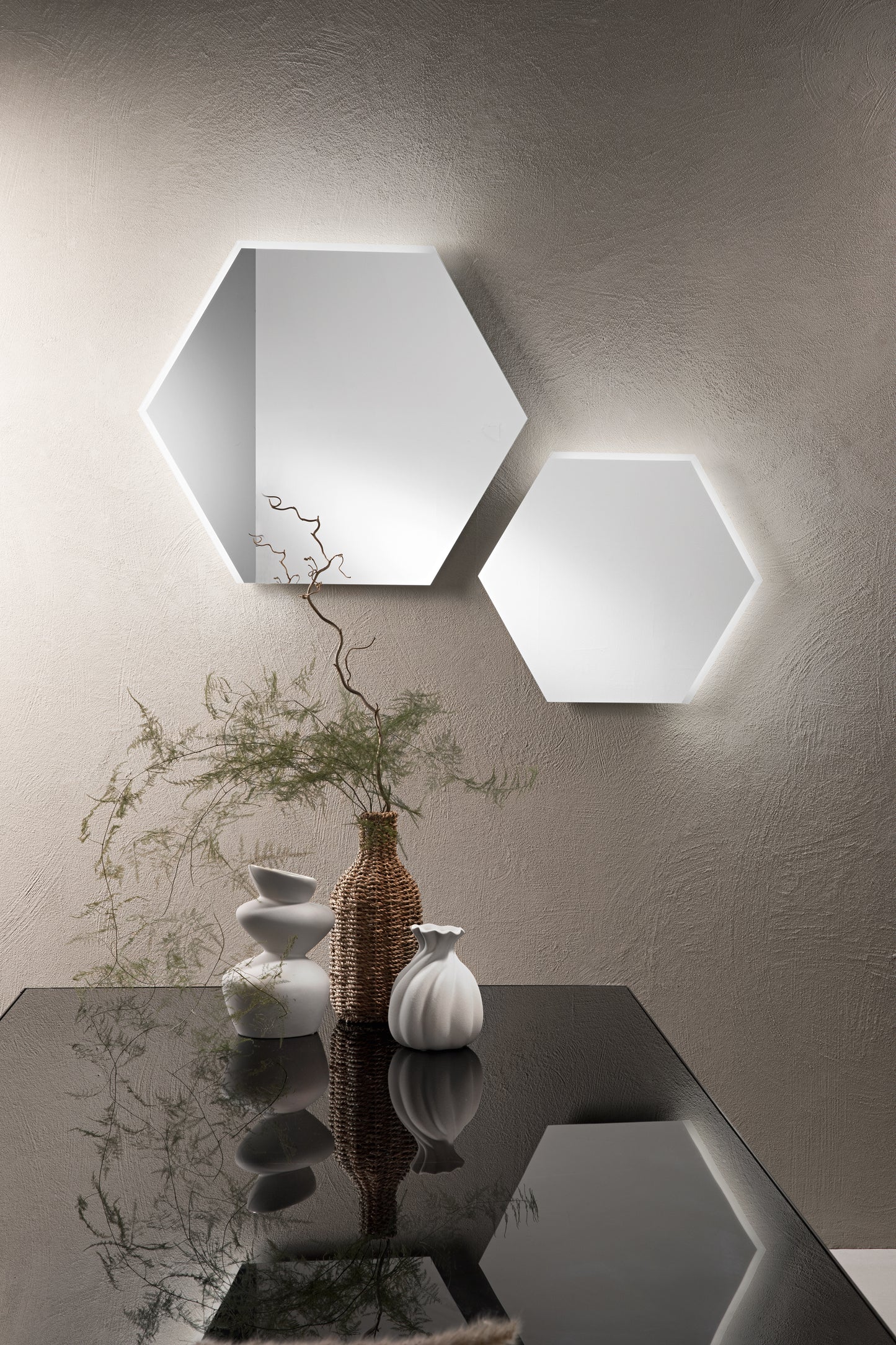 Specchio EXA esagonale con illuminazione a LED, bordo satinato, CCT 2 temperature, pellicola antideflagrante, 60 cm