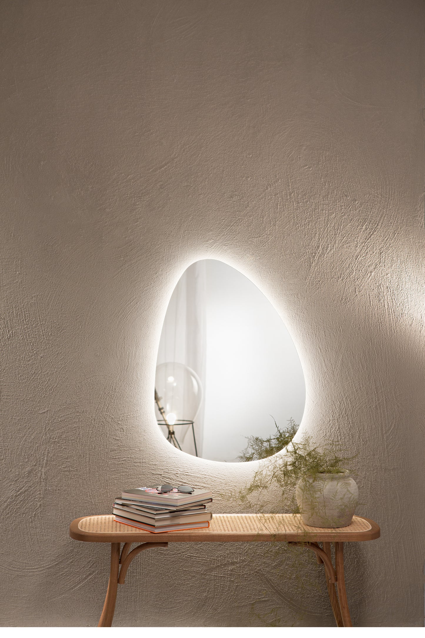 Specchio DROP dal design a goccia con illuminazione a LED, CCT 2 temperature, pellicola antideflagrante, 60 x 80 cm.