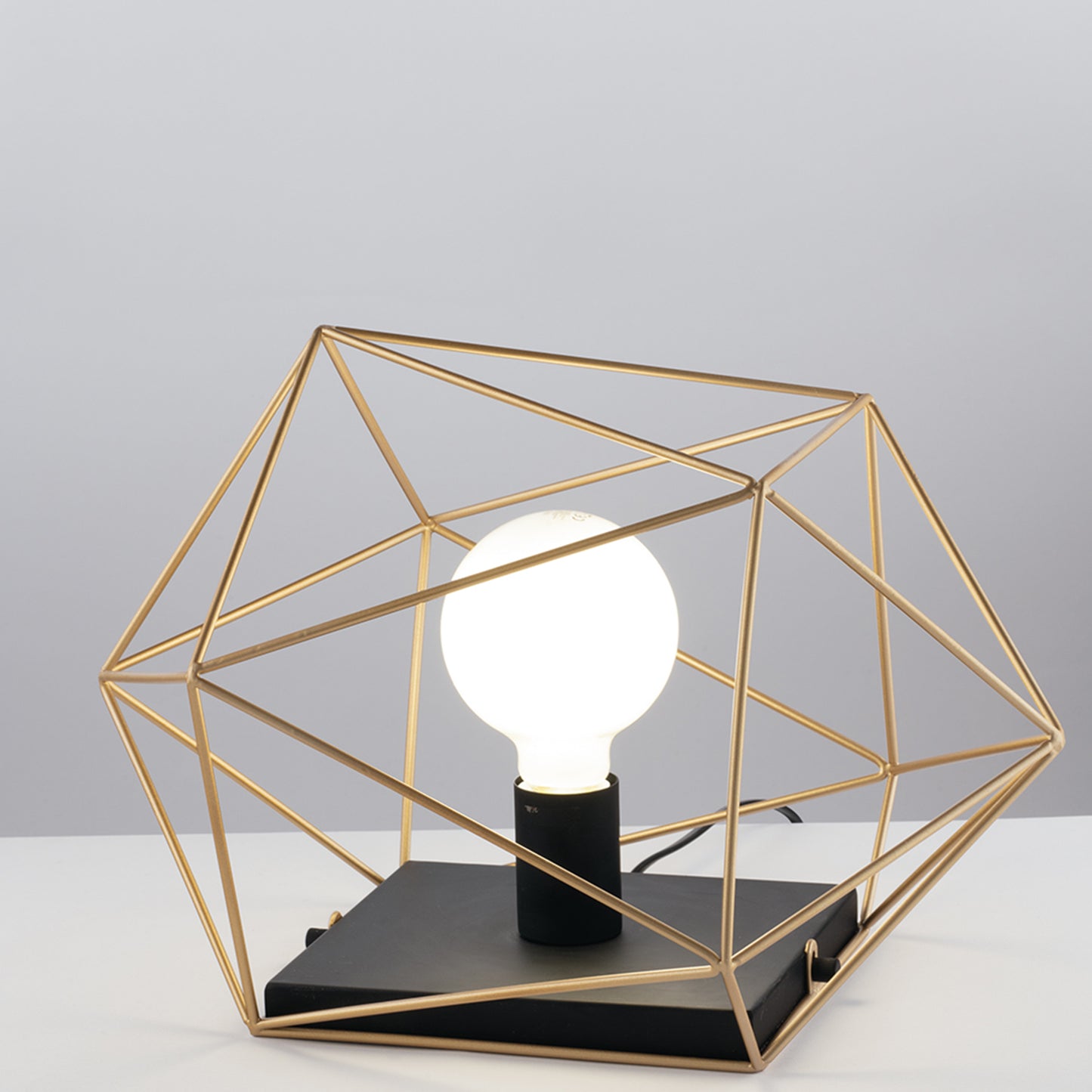 Lampada da tavolo ABRAXAS in metallo nera e oro.