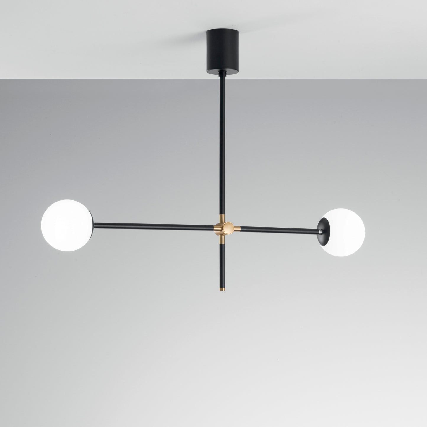 Sospensione ANTITESI con steli orientabili in metallo nero e oro con due diffusori in vetro bianco