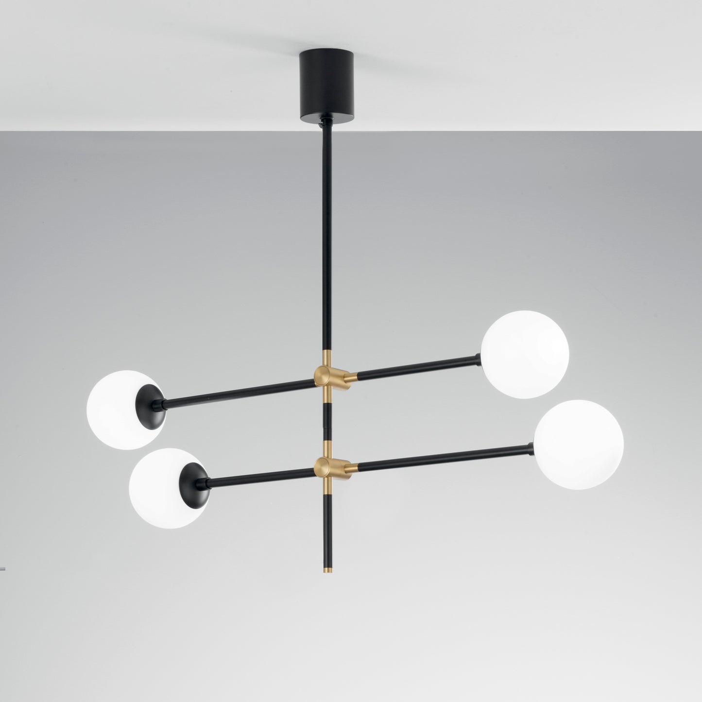 Sospensione ANTITESI con steli orientabili in metallo nero e oro e quattro diffusori in vetro bianco