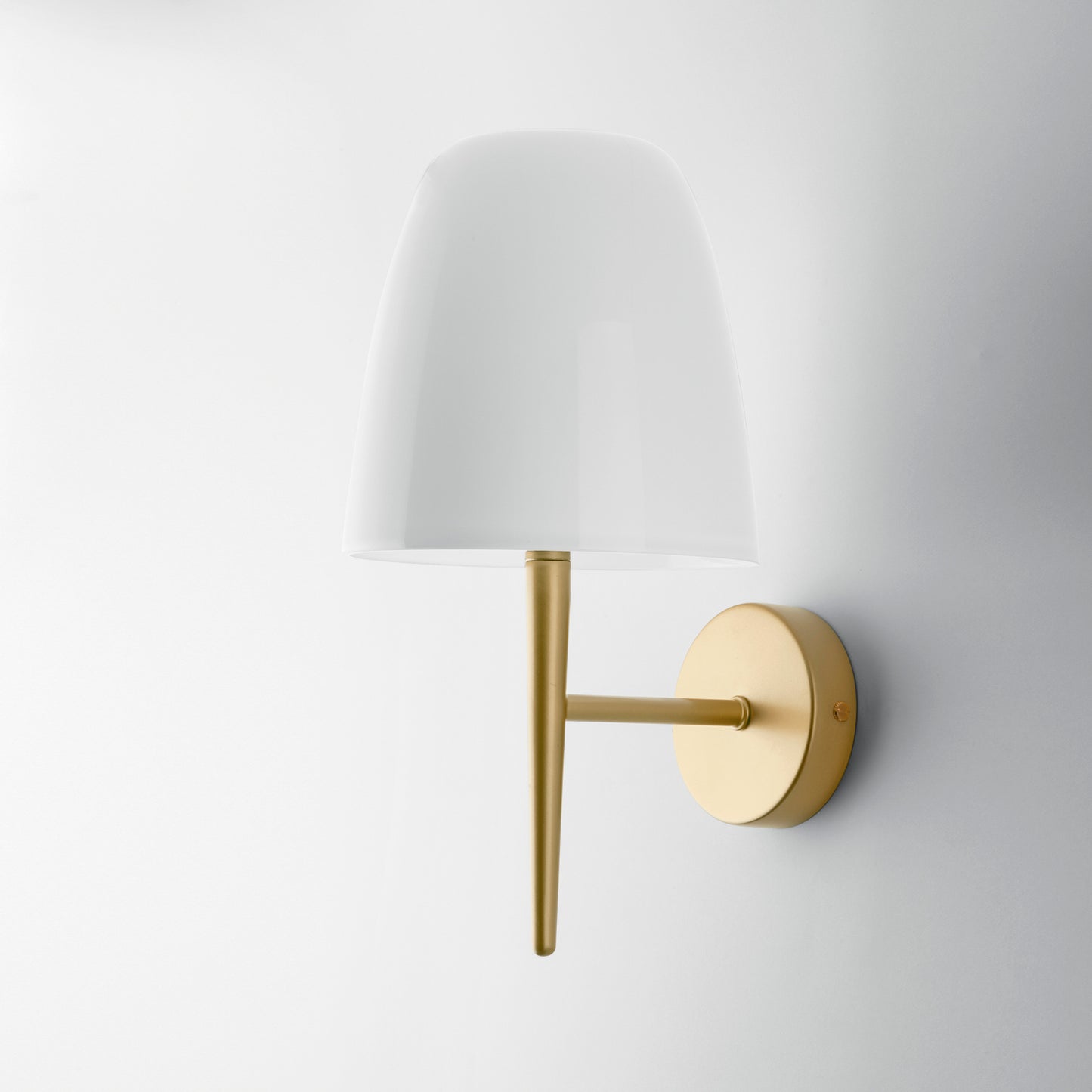 Applique ARES con struttura in metallo oro e diffusore in vetro bianco