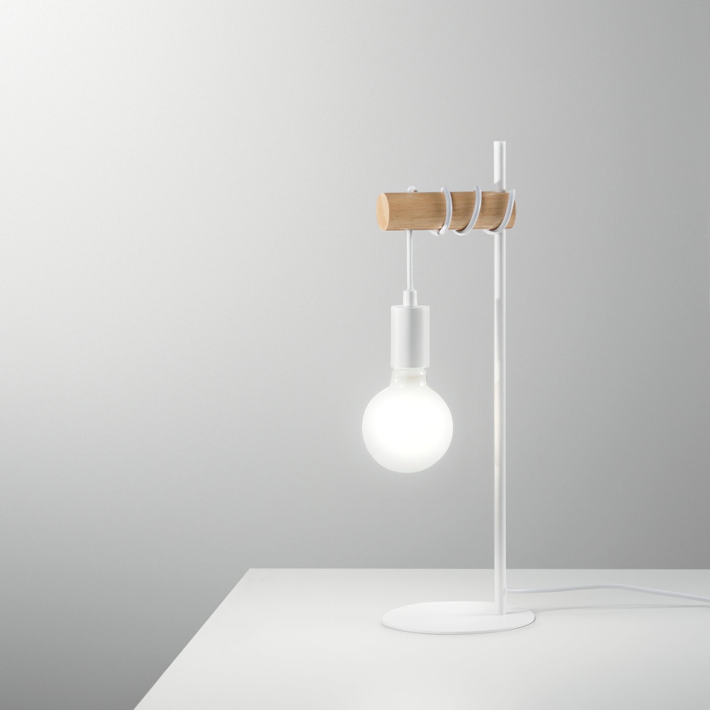 Lampada da tavolo ARIZONA in legno naturale e metallo bianco