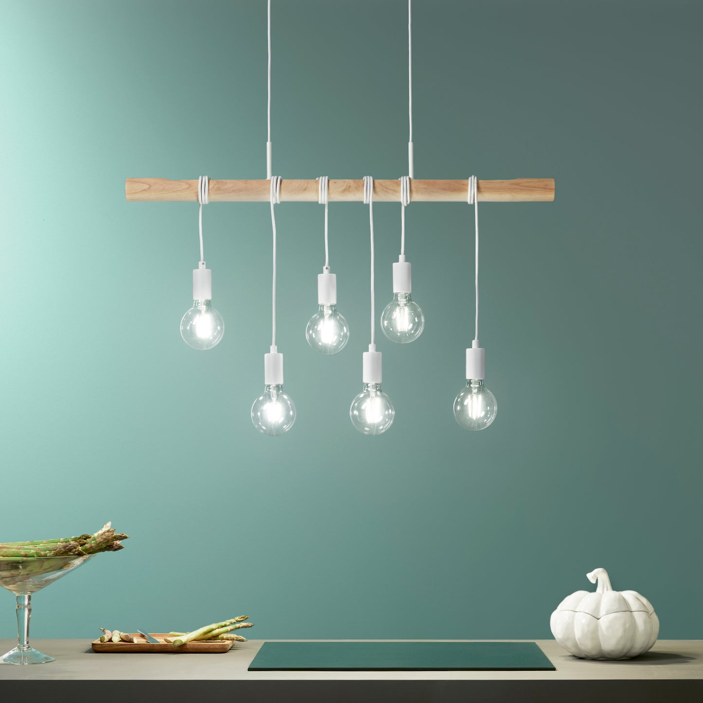 Sospensione ARIZONA 6 punti luce con struttura in legno naturale e montatura in metallo bianco