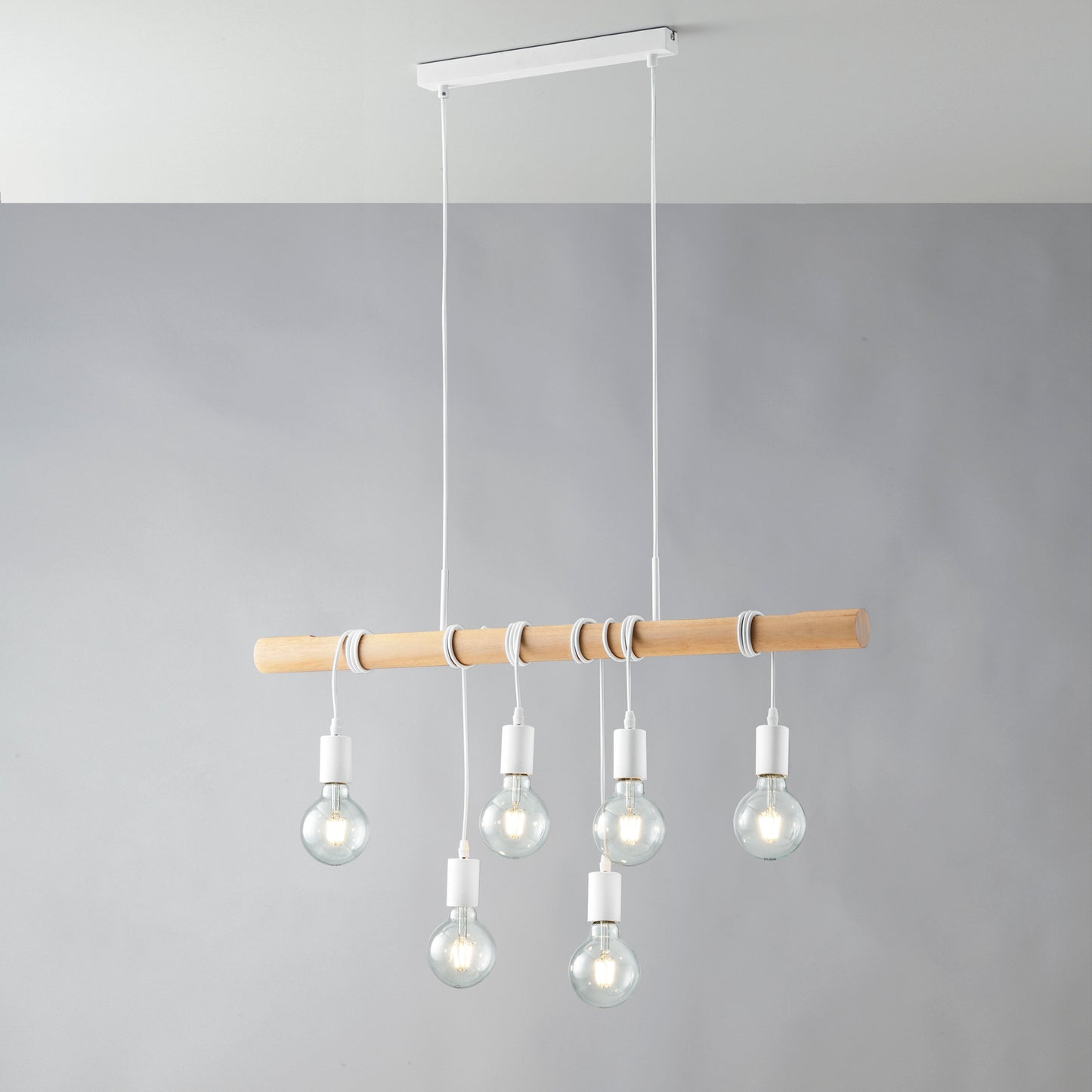 Sospensione ARIZONA 6 punti luce con struttura in legno naturale e montatura in metallo bianco