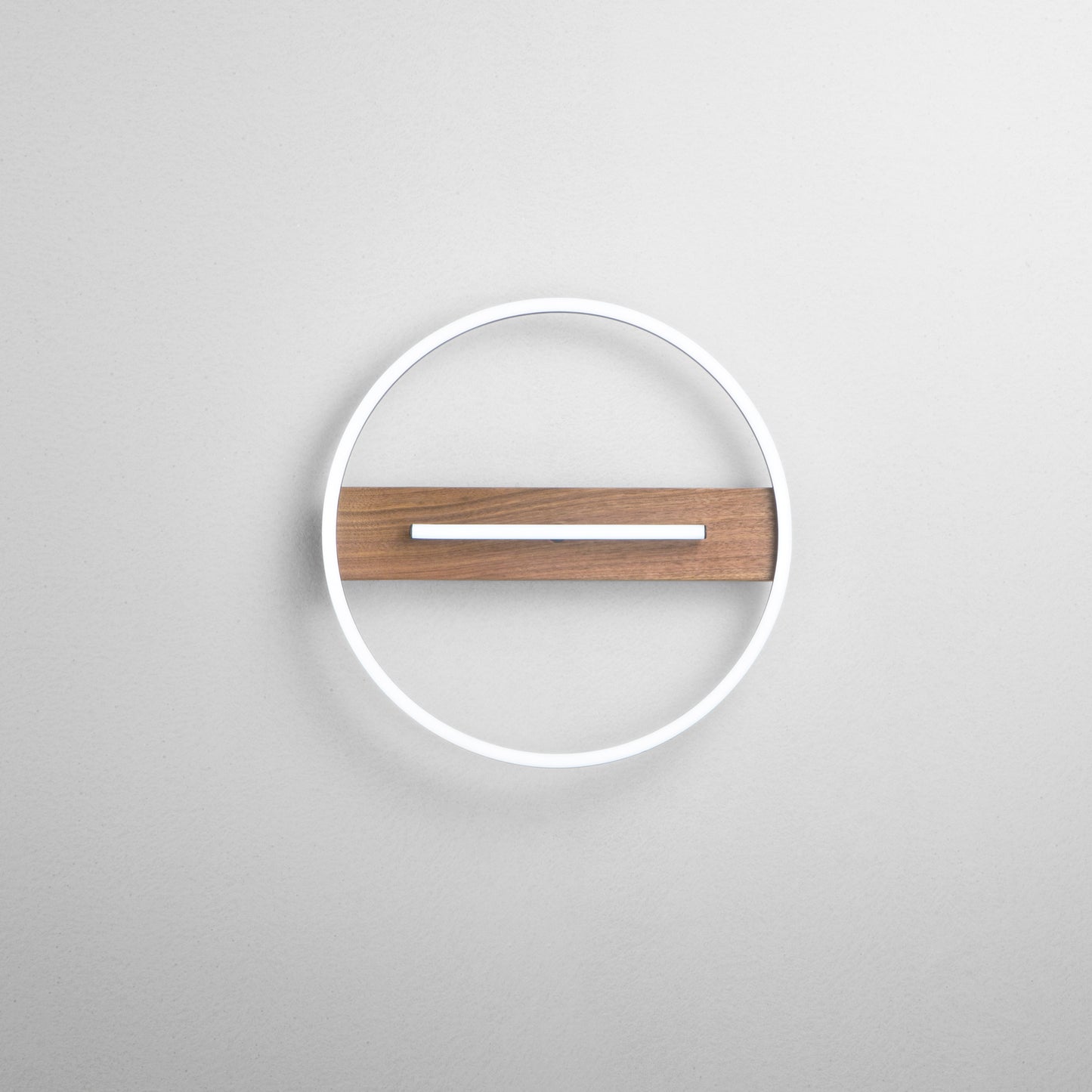 Plafoniera LED AZIMUTH con base in legno, struttura in metallo e asta luminosa regolabille. CCT. 40,5cm. Ø