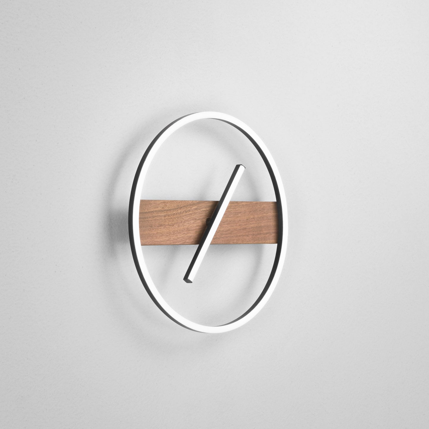 Plafoniera LED AZIMUTH con base in legno, struttura in metallo e asta luminosa regolabille. CCT. 40,5cm. Ø
