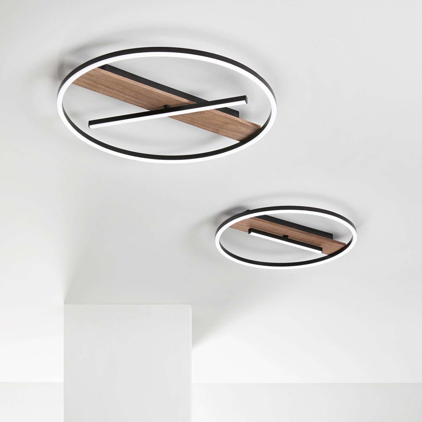 Plafoniera LED AZIMUTH con base in legno, struttura in metallo e asta luminosa regolabille. CCT. 50cm. Ø