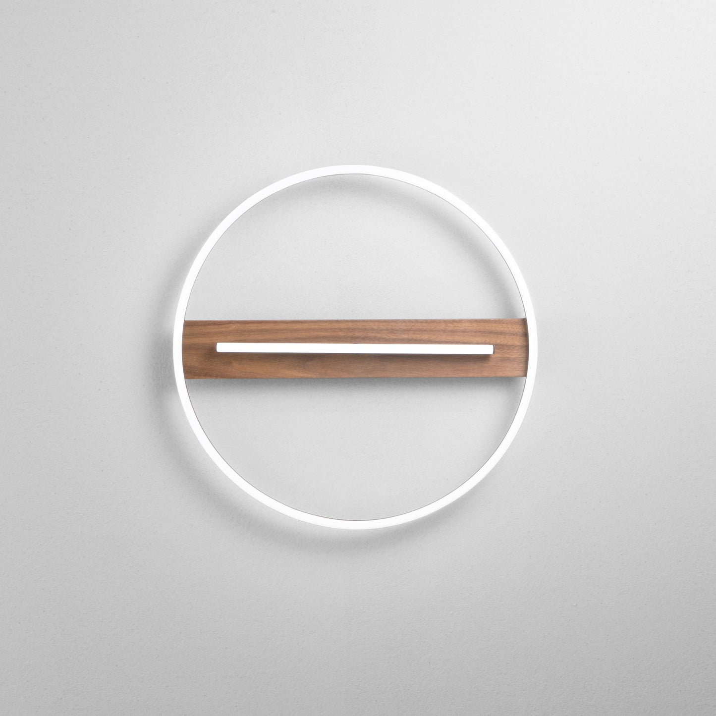 Plafoniera LED AZIMUTH con base in legno, struttura in metallo e asta luminosa regolabille. CCT. 50cm. Ø
