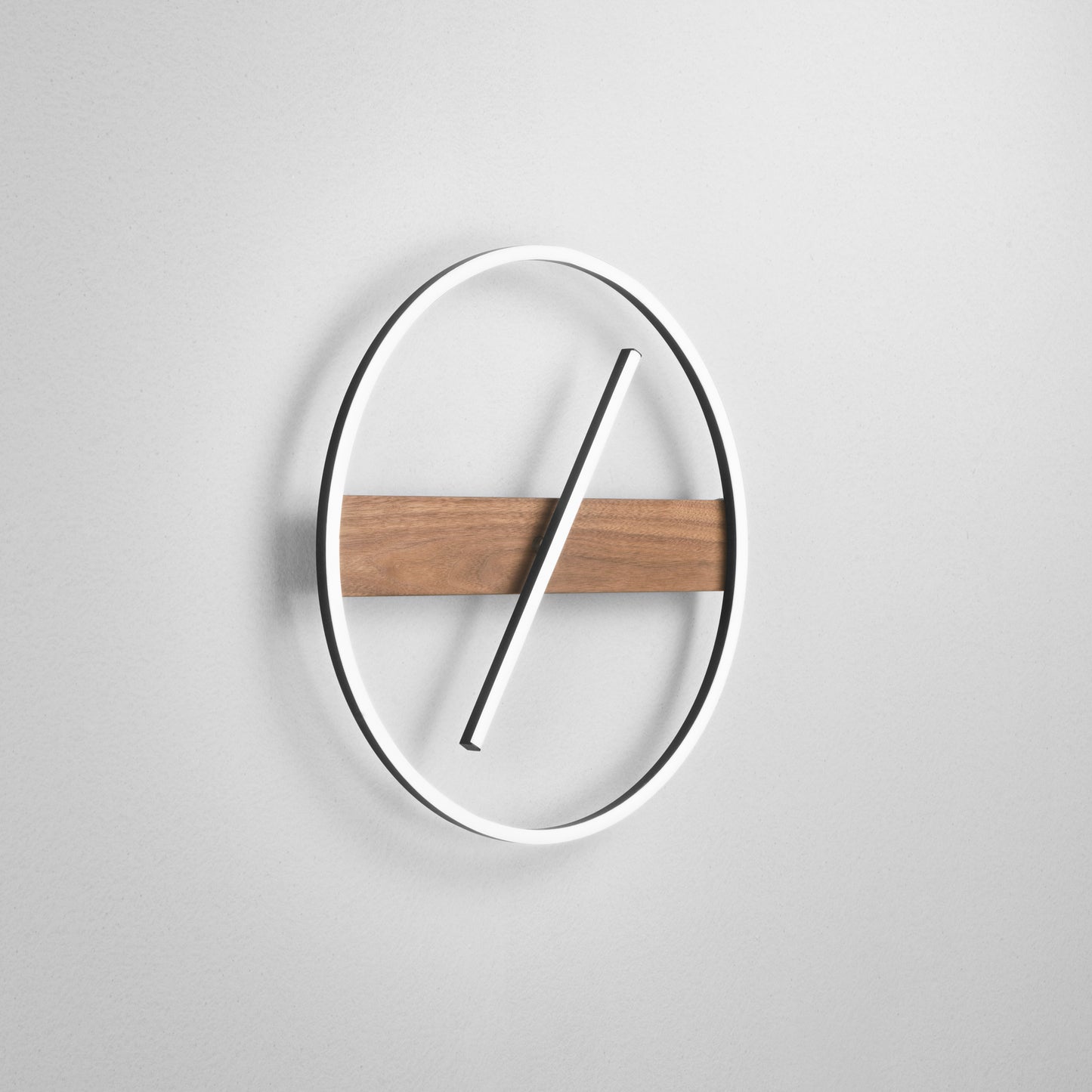 Plafoniera LED AZIMUTH con base in legno, struttura in metallo e asta luminosa regolabille. CCT. 50cm. Ø