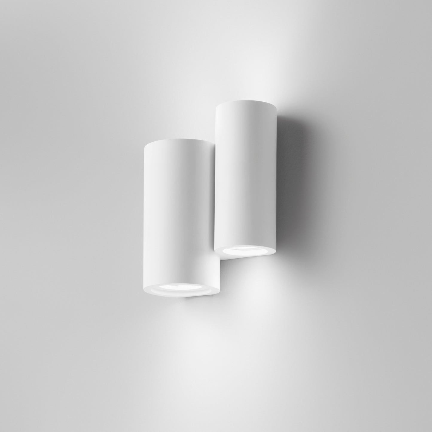 Applique BANJIE doppia in gesso bianco verniciabile con luce biemissione.