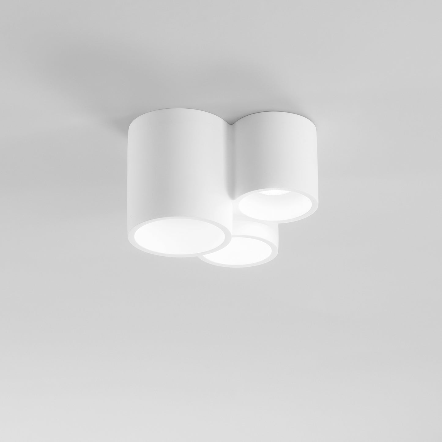 Plafoniera BANJIE in gesso bianco verniciabile a tre luci.