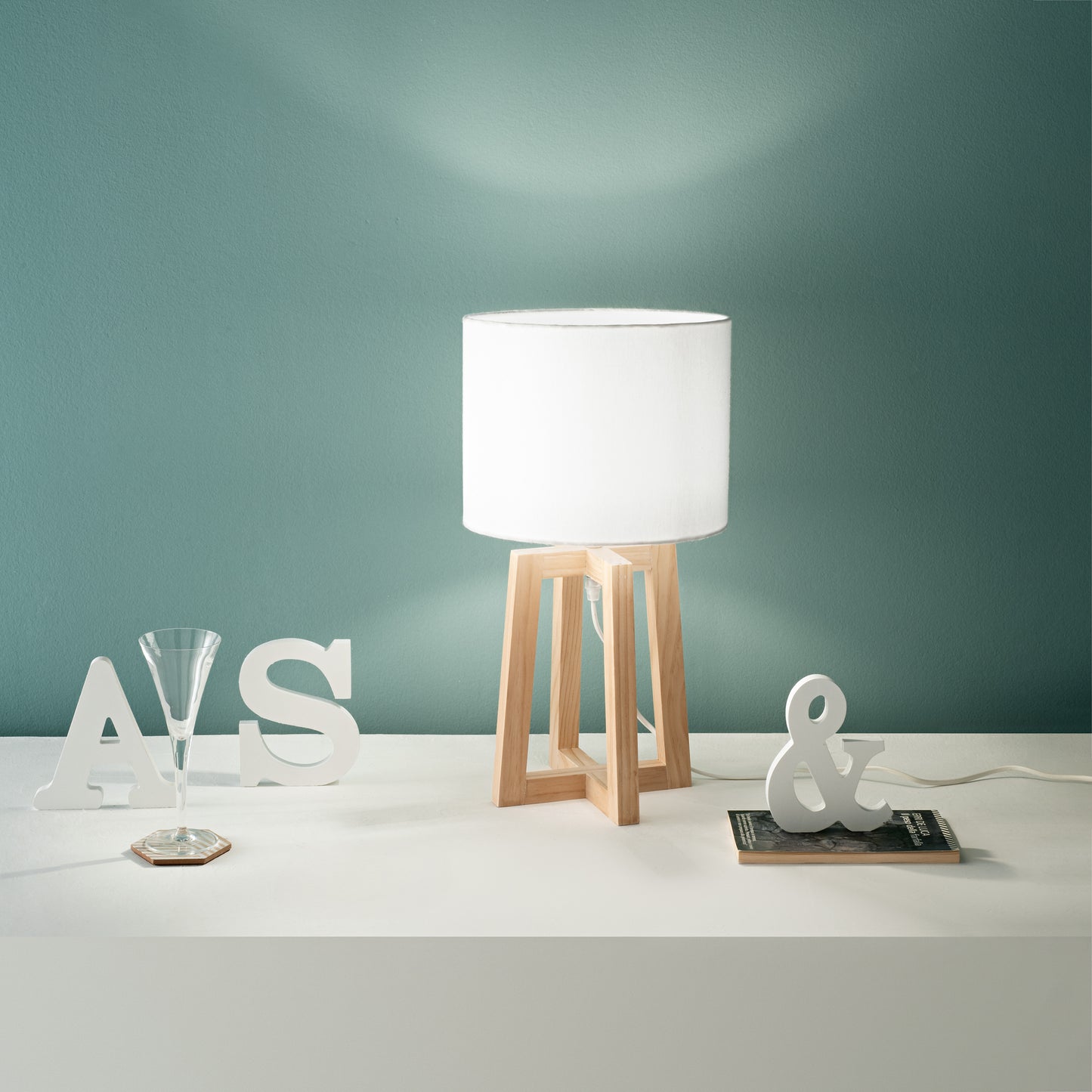 Lampada da tavolo BERRY in legno naturale con paralume in tessuto bianco