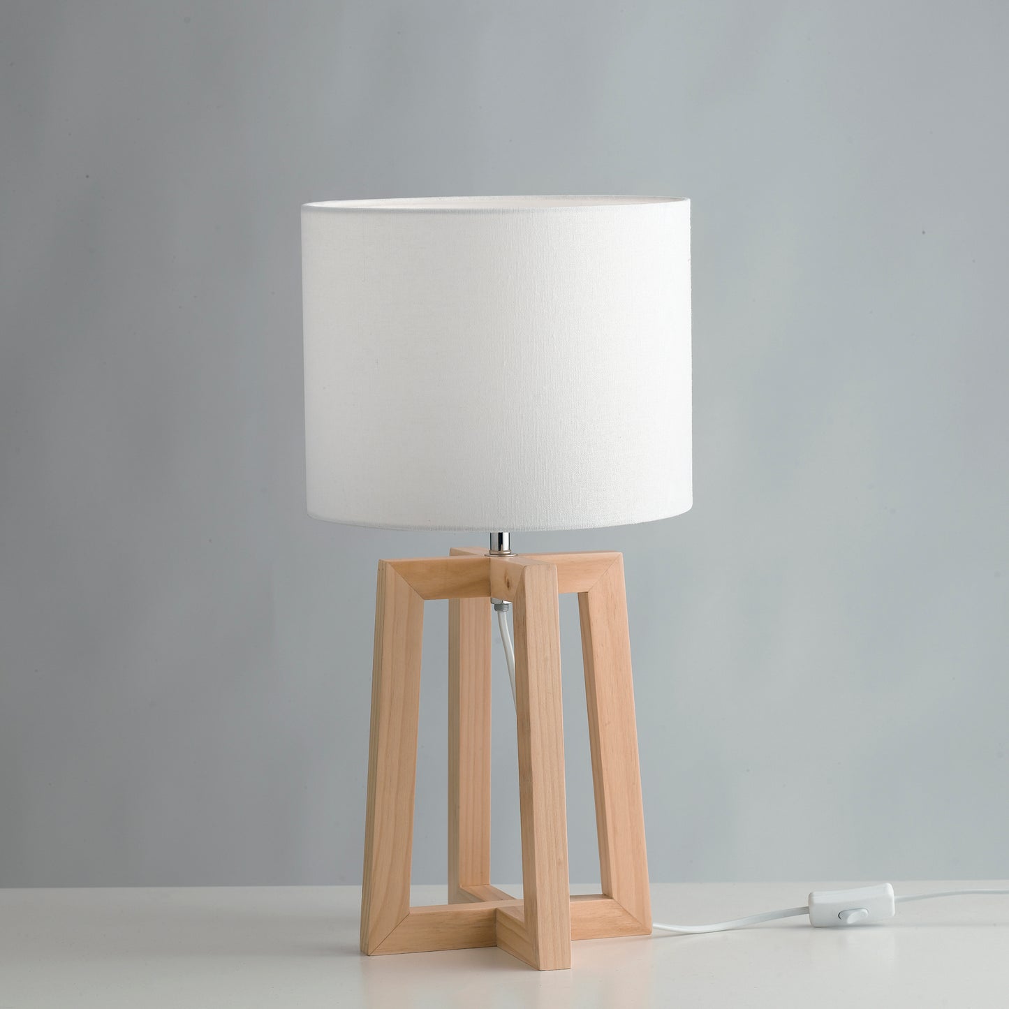 Lampada da tavolo BERRY in legno naturale con paralume in tessuto bianco
