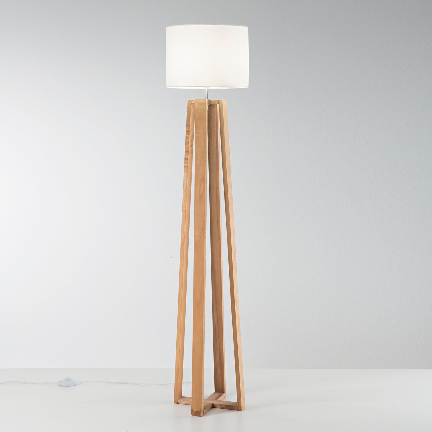 Piantana BERRY in legno naturale con paralume in tessuto bianco