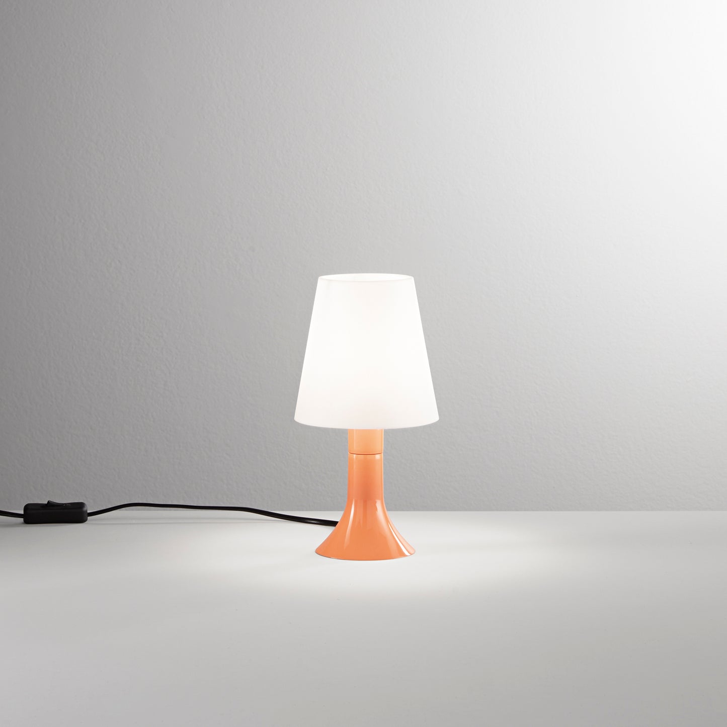 Lumetto BINGO con base arancione e diffusore bianco.