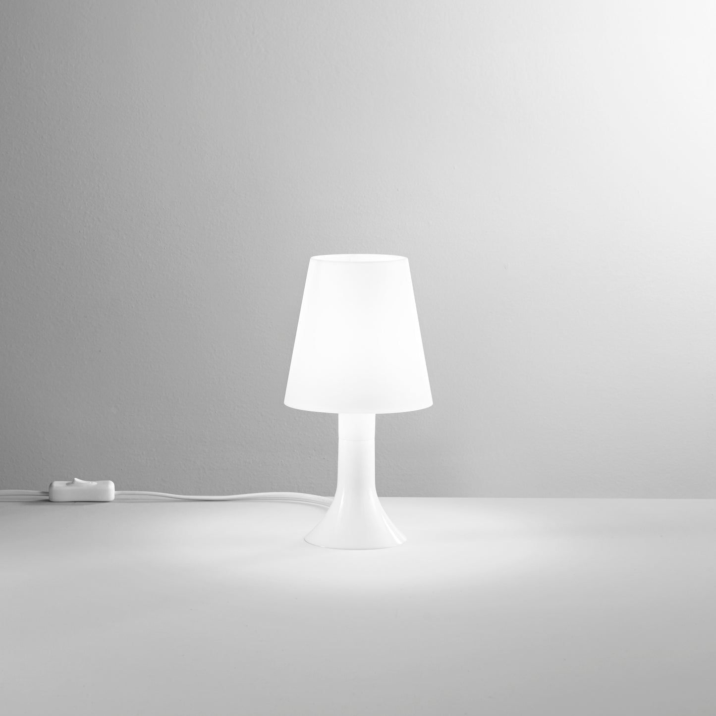 Lumetto BINGO con base bianca e diffusore bianco.