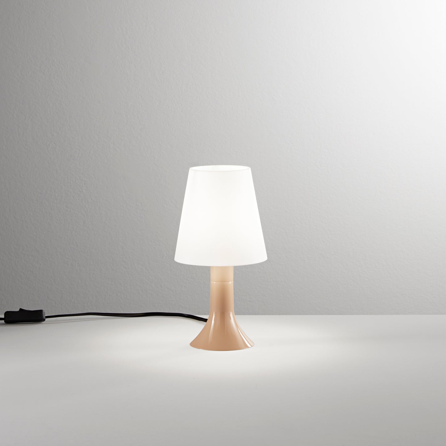 Lumetto BINGO con base fango e diffusore bianco.