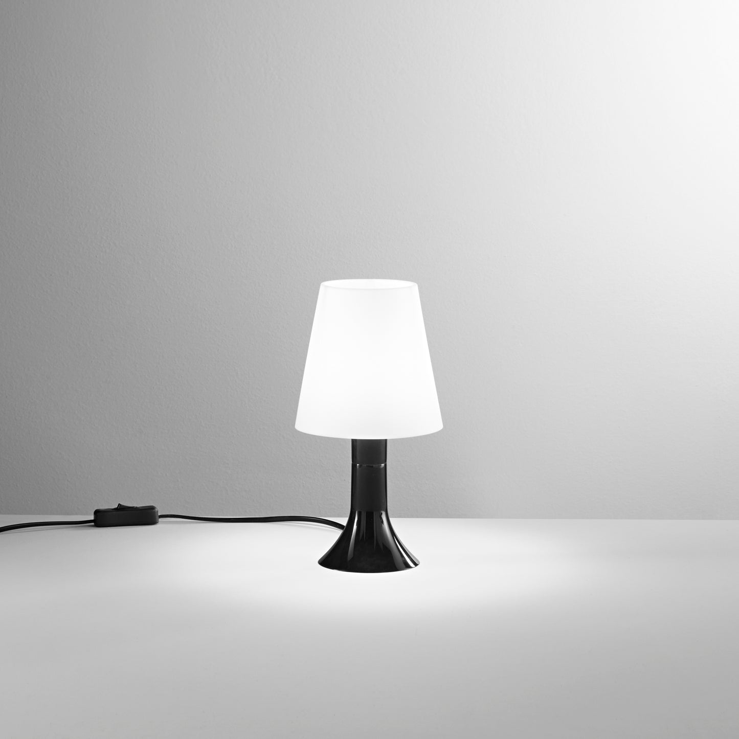 Lumetto BINGO con base nera e diffusore bianco.