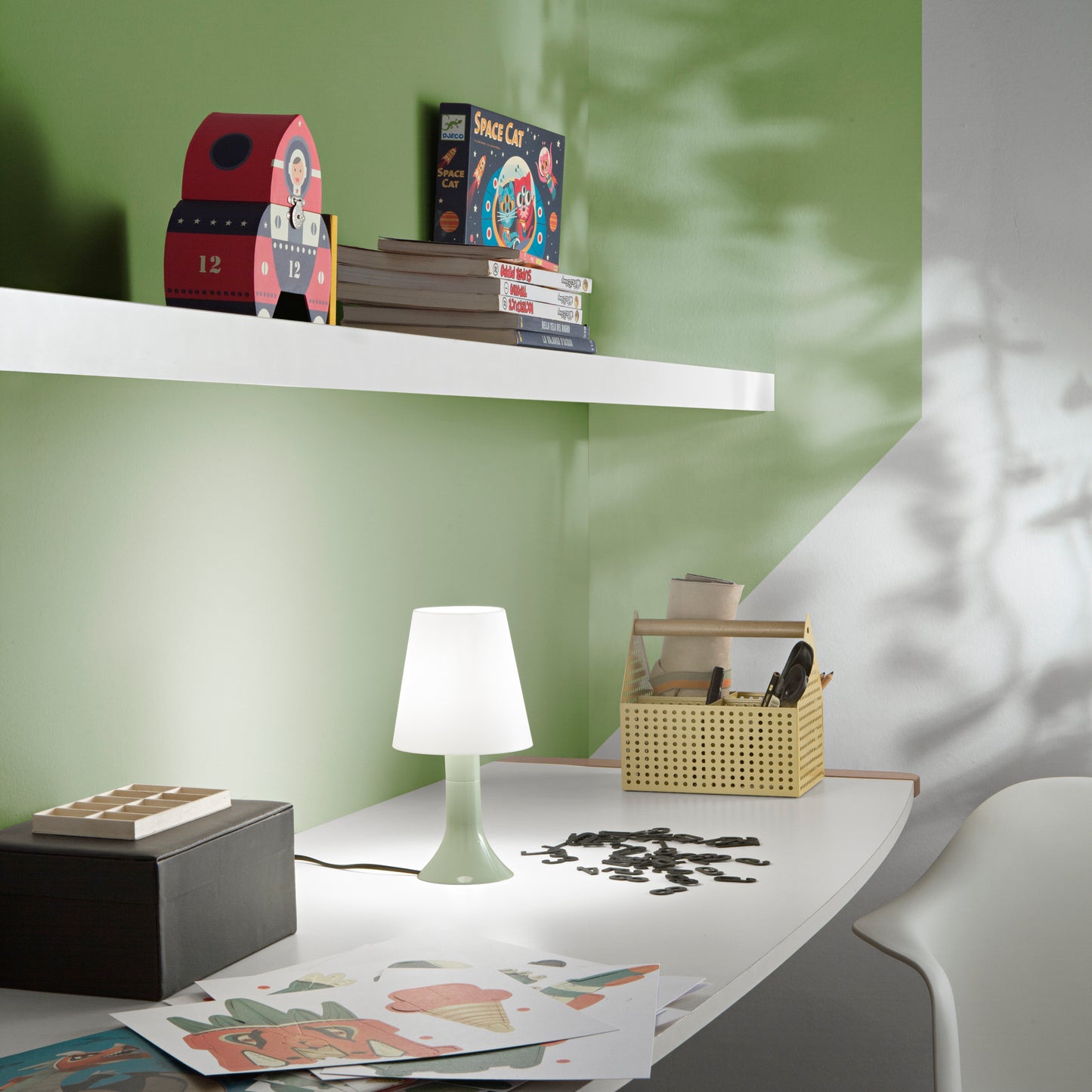 Lumetto BINGO con base verde e diffusore bianco.