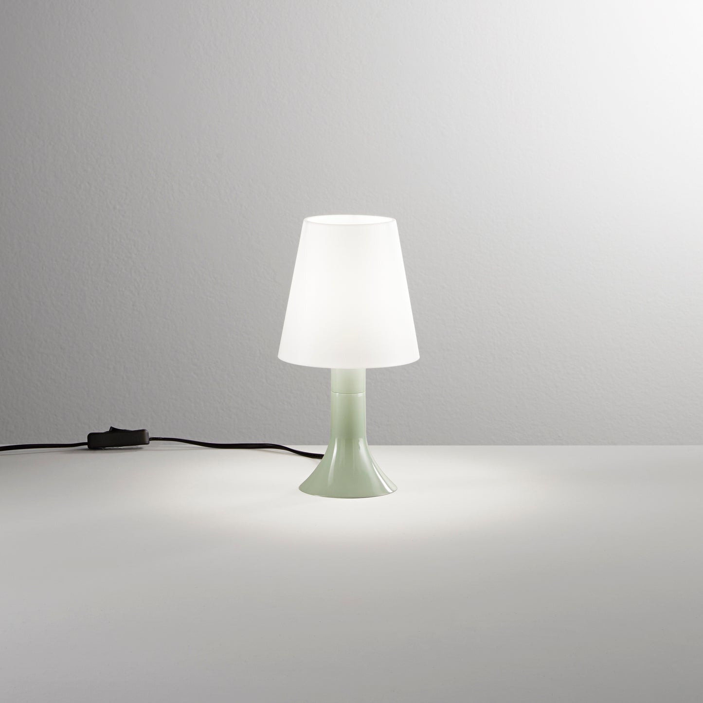 Lumetto BINGO con base verde e diffusore bianco.