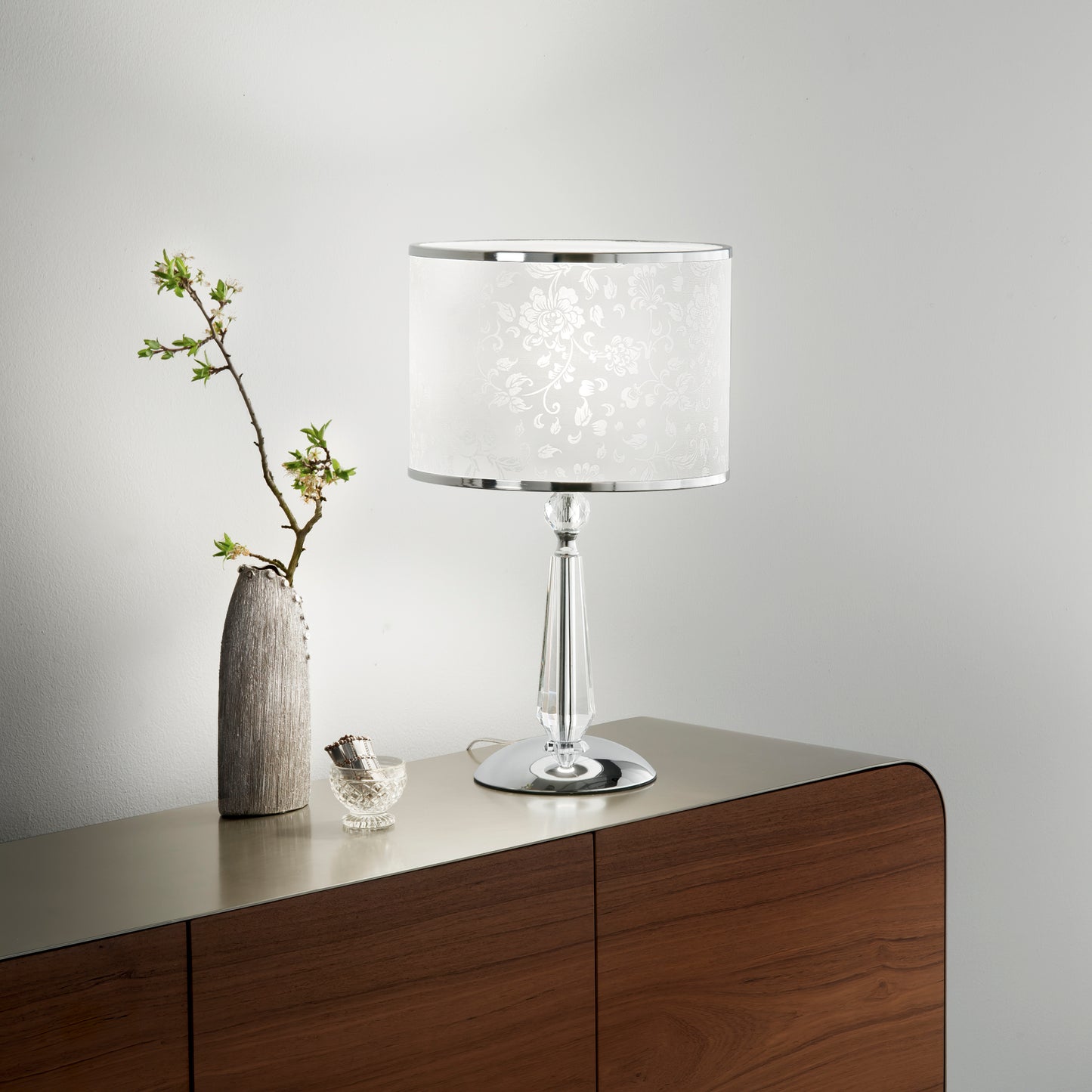 Lume BOEME in metallo cromato e cristalli con paralume glitterato 62 cm.