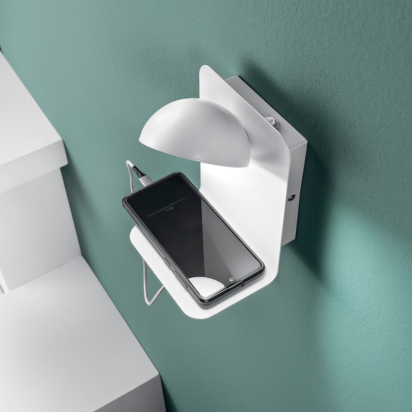 Applique LED BOING in metallo bianco con testa orientabile e presa USB