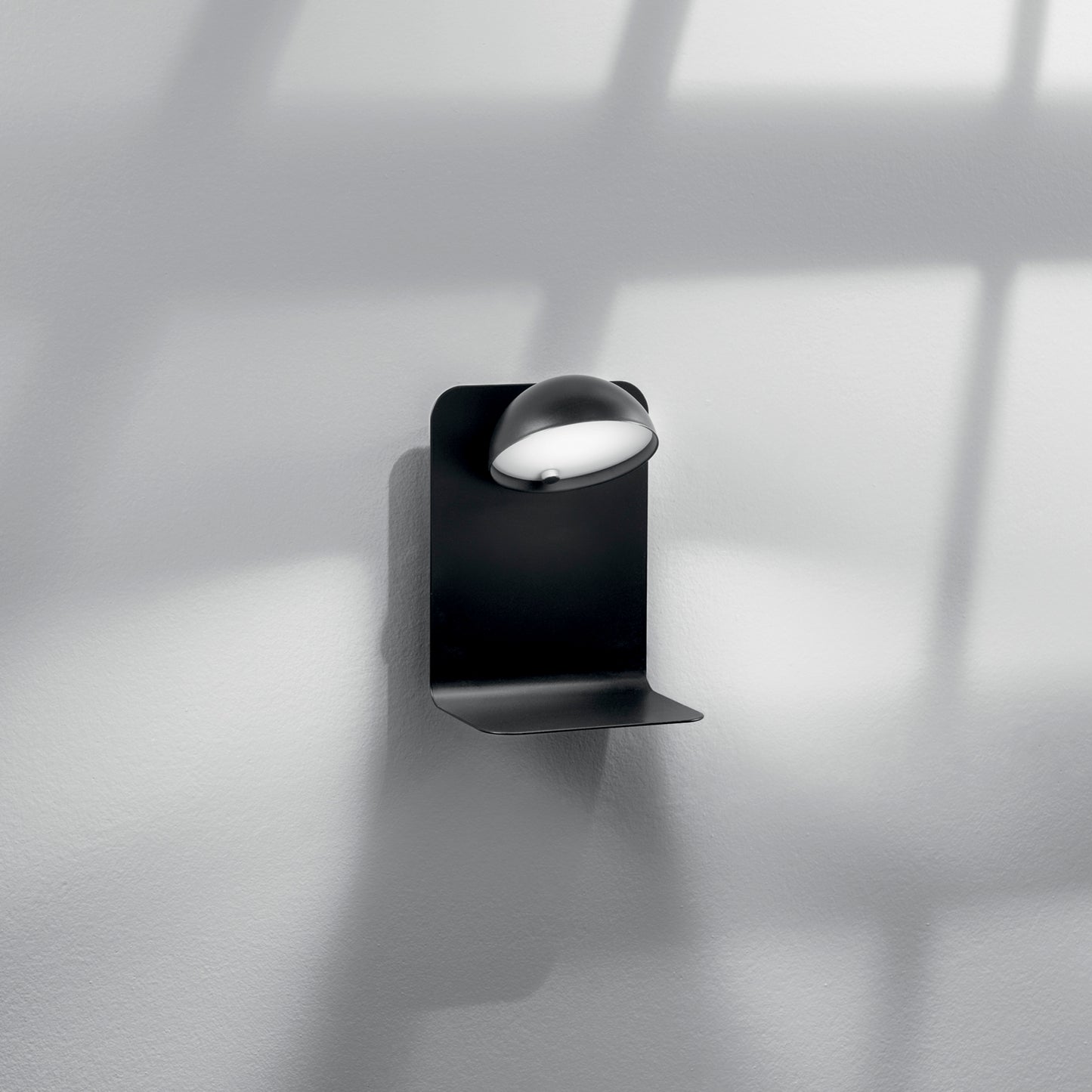 Applique LED BOING in metallo nero con testa orientabile e presa USB