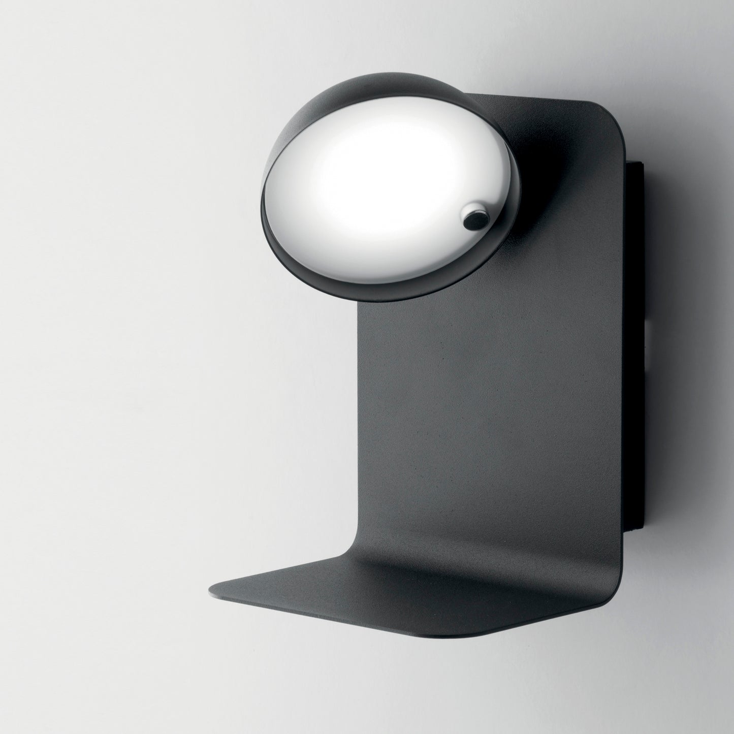 Applique LED BOING in metallo nero con testa orientabile e presa USB