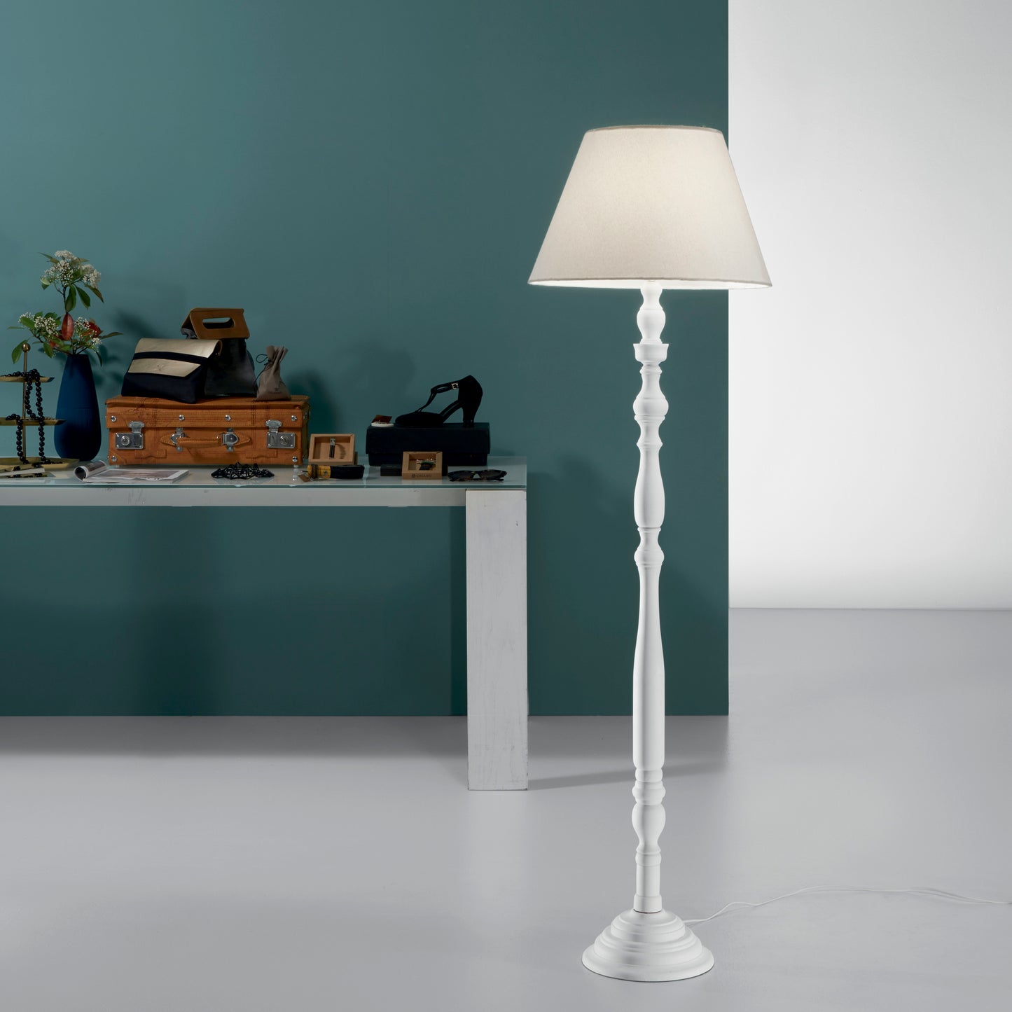 Piantana BOUTIQUE in legno naturale con paralume in tessuto grigio tortora