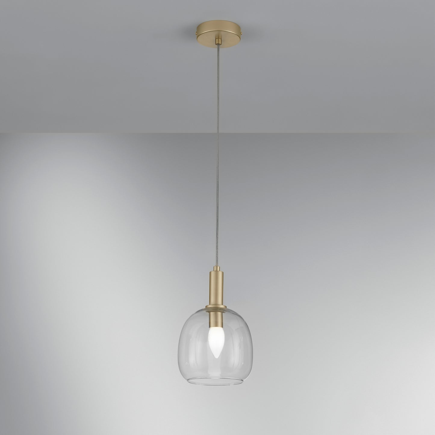 Sospensione BRANDY con finiture oro con diffusore singolo in vetro soffiato