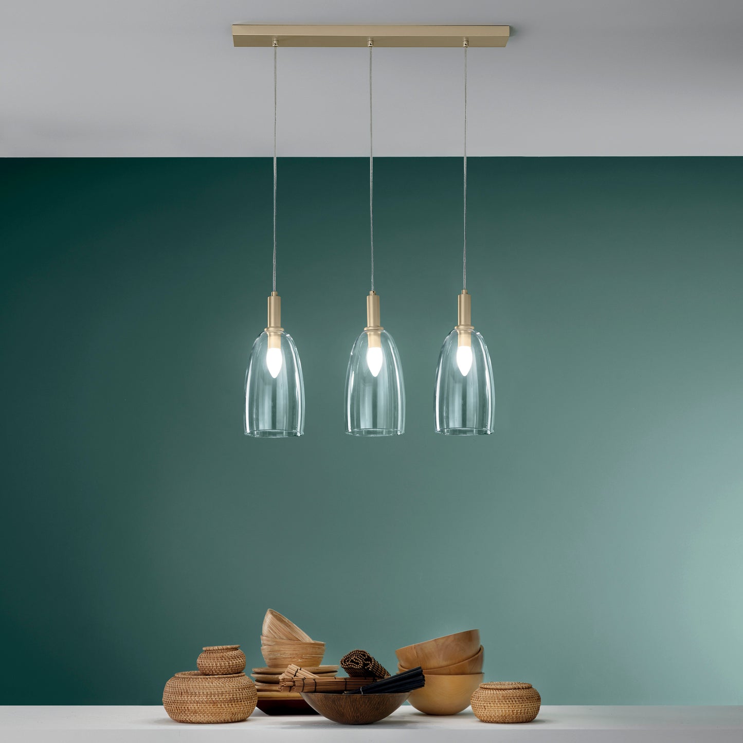 Sospensione BRANDY con finiture oro e tre diffusori in vetro soffiato