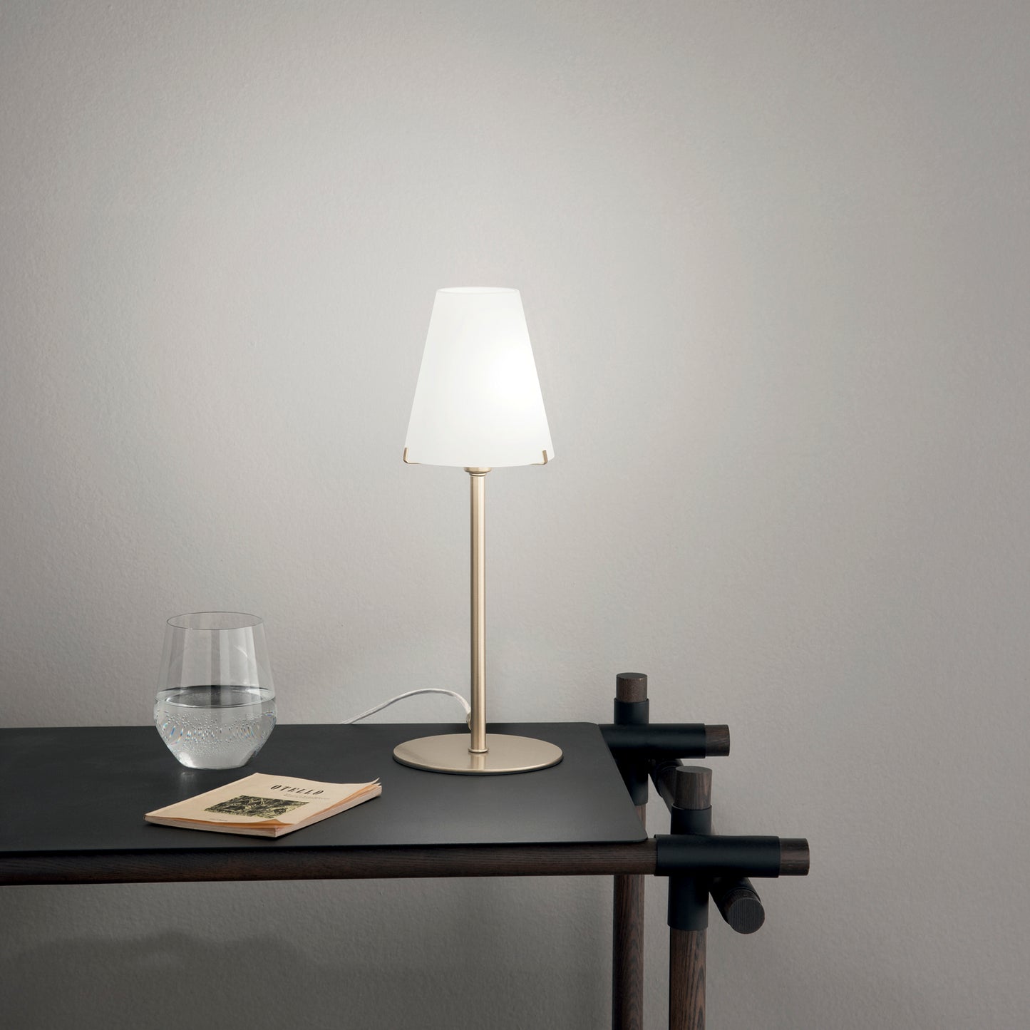 Lampada da tavolo CANTO in metallo oro con diffusore in vetro bianco