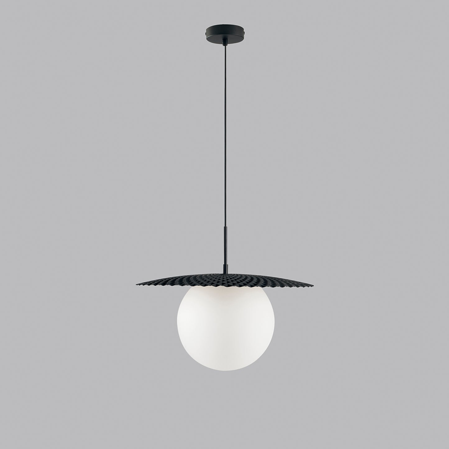 Sospensione CHAPLIN in metallo nero con diffusore in vetro bianco sigolo 45 cm Ø.