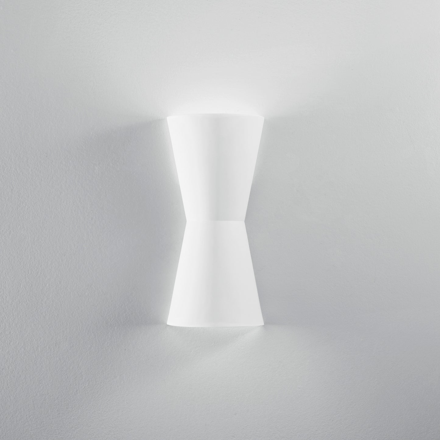 Applique CLEPSYDRA in gesso bianco verniciabile con luce biemissione 38 cm.