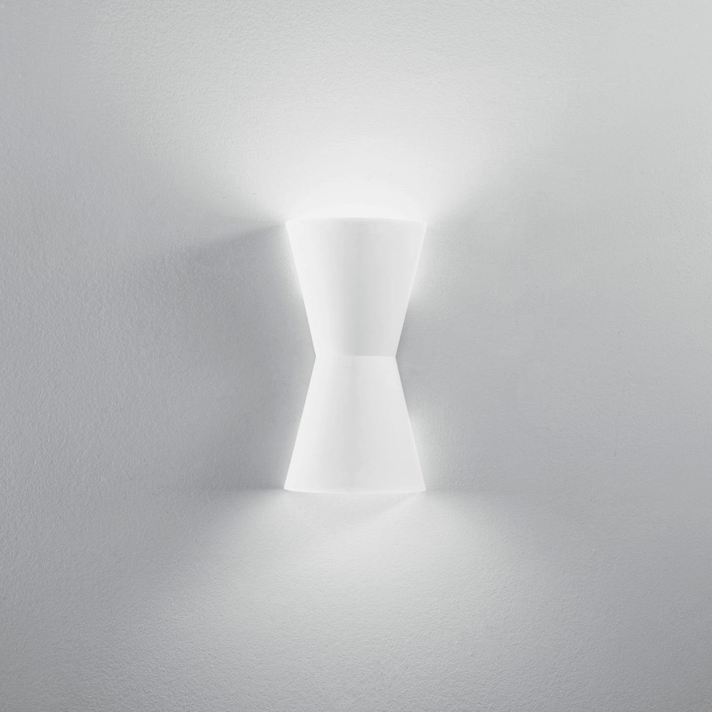 Applique CLEPSYDRA in gesso bianco verniciabile con luce biemissione 30 cm.