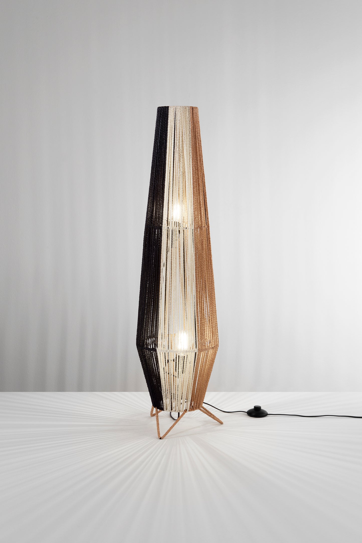 Lampada da terra COCONUT in fili di carta naturale 100cm