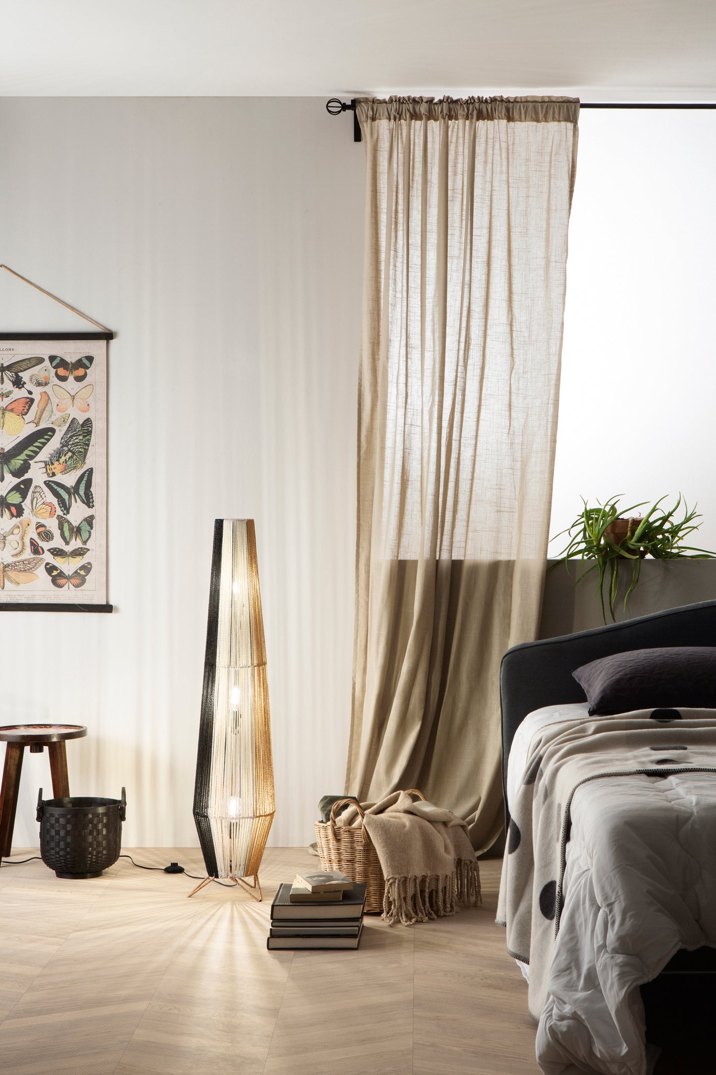 Lampada da terra COCONUT in fili di carta naturale 120cm