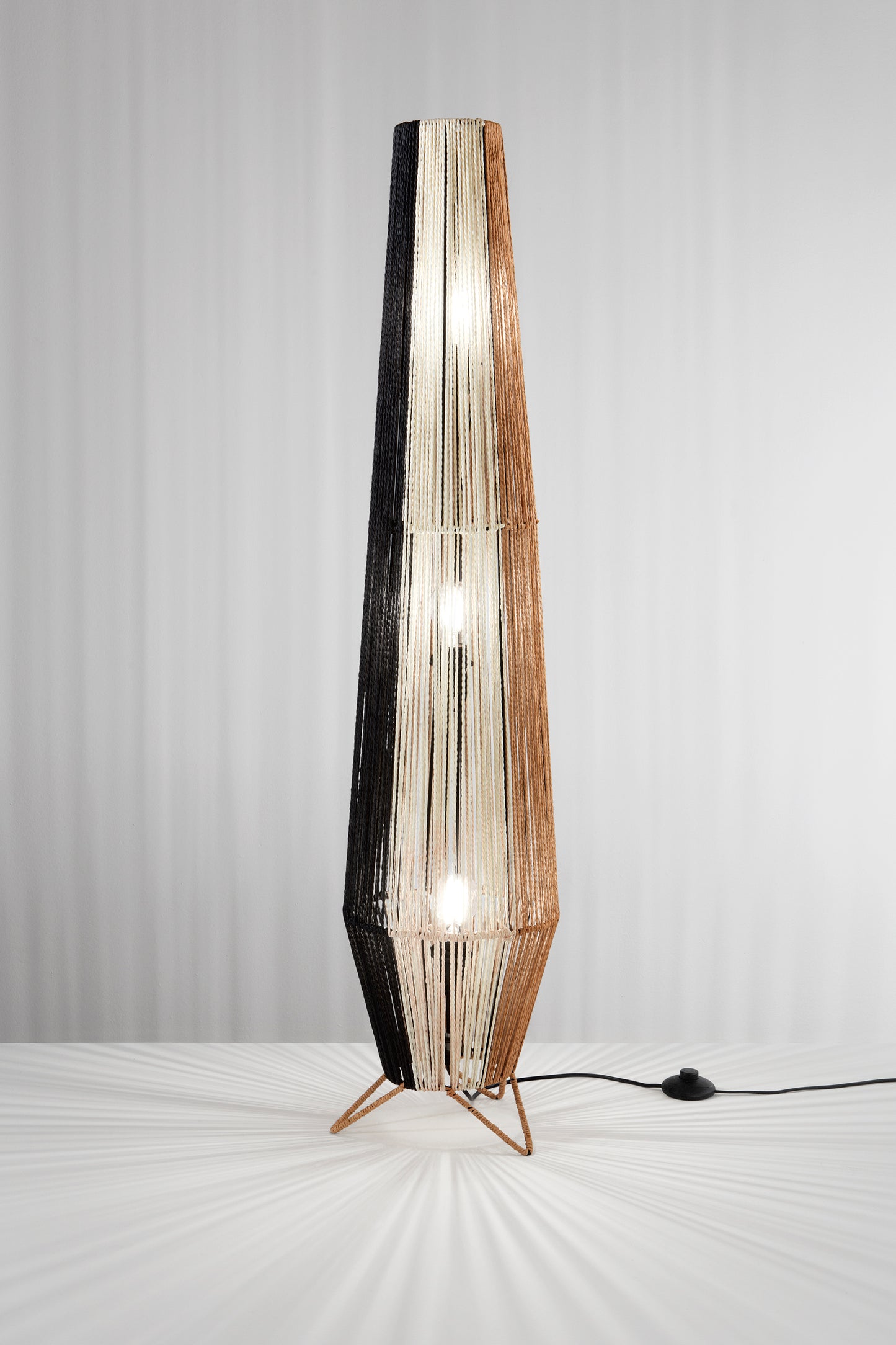 Lampada da terra COCONUT in fili di carta naturale 120cm