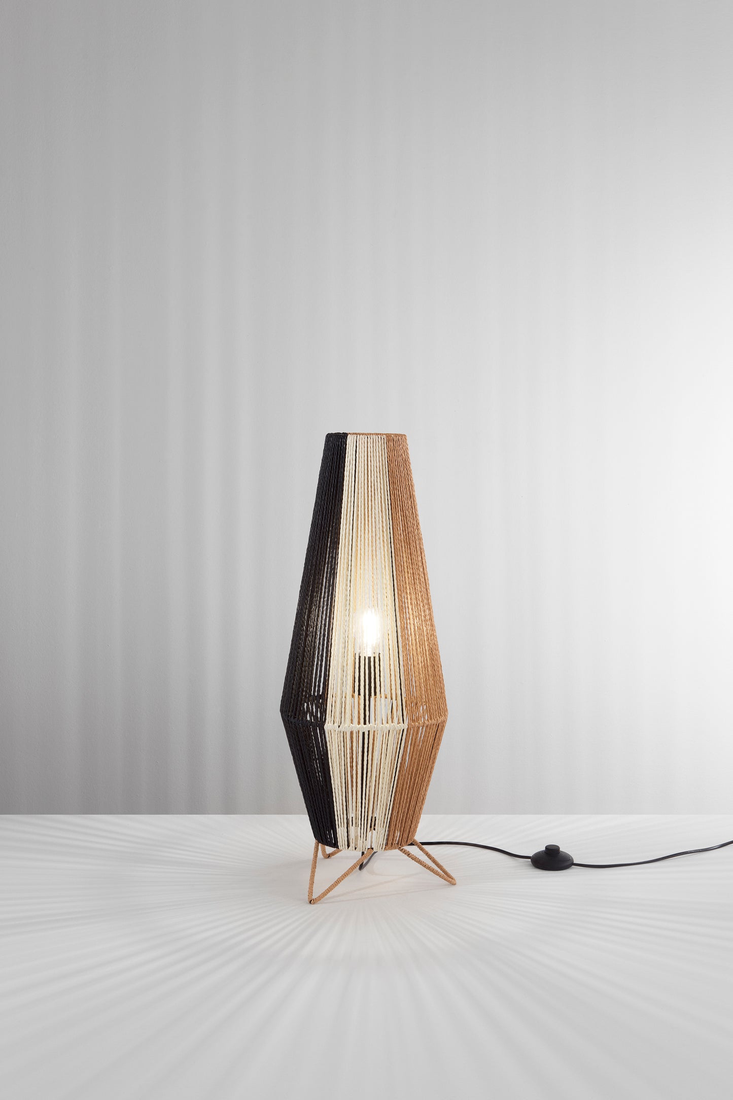 Lampada da terra COCONUT in fili di carta naturale 70cm