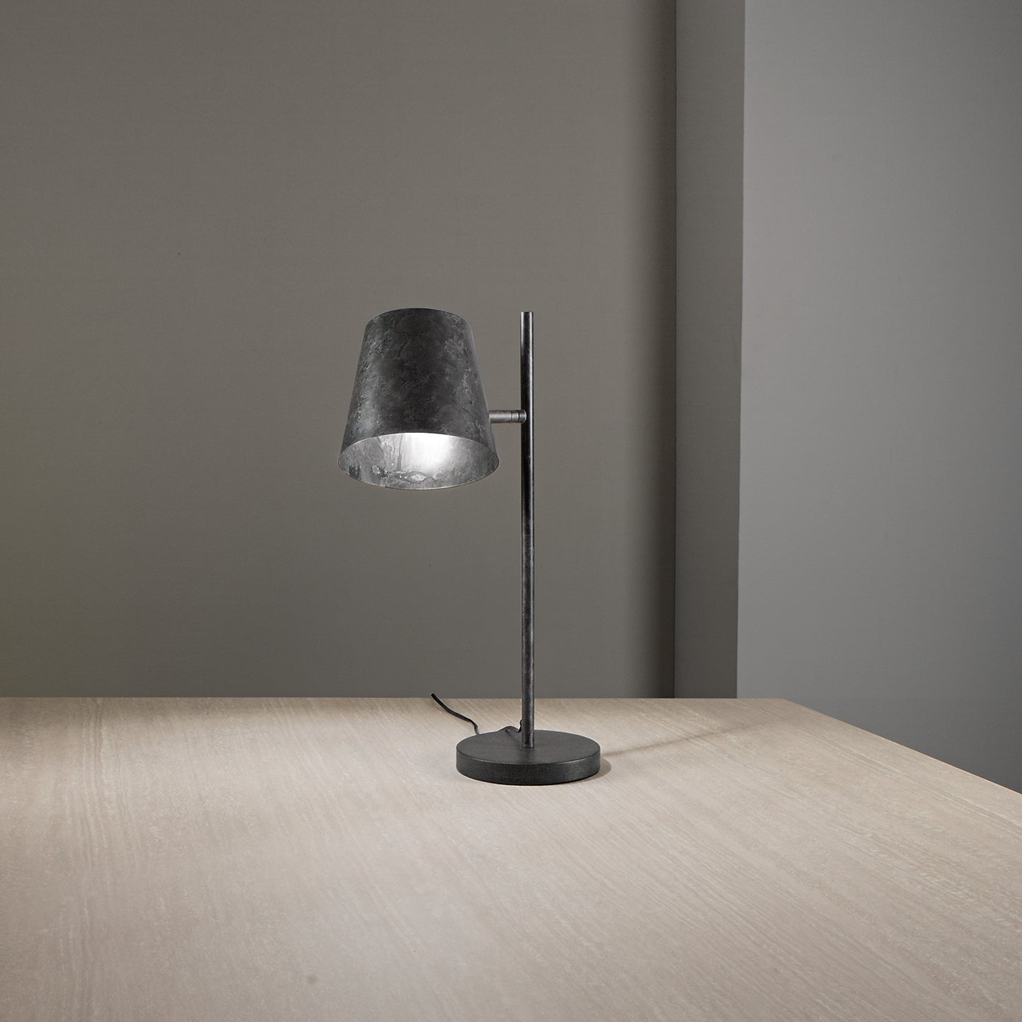 Lampada da tavolo COLT in metallo grigio