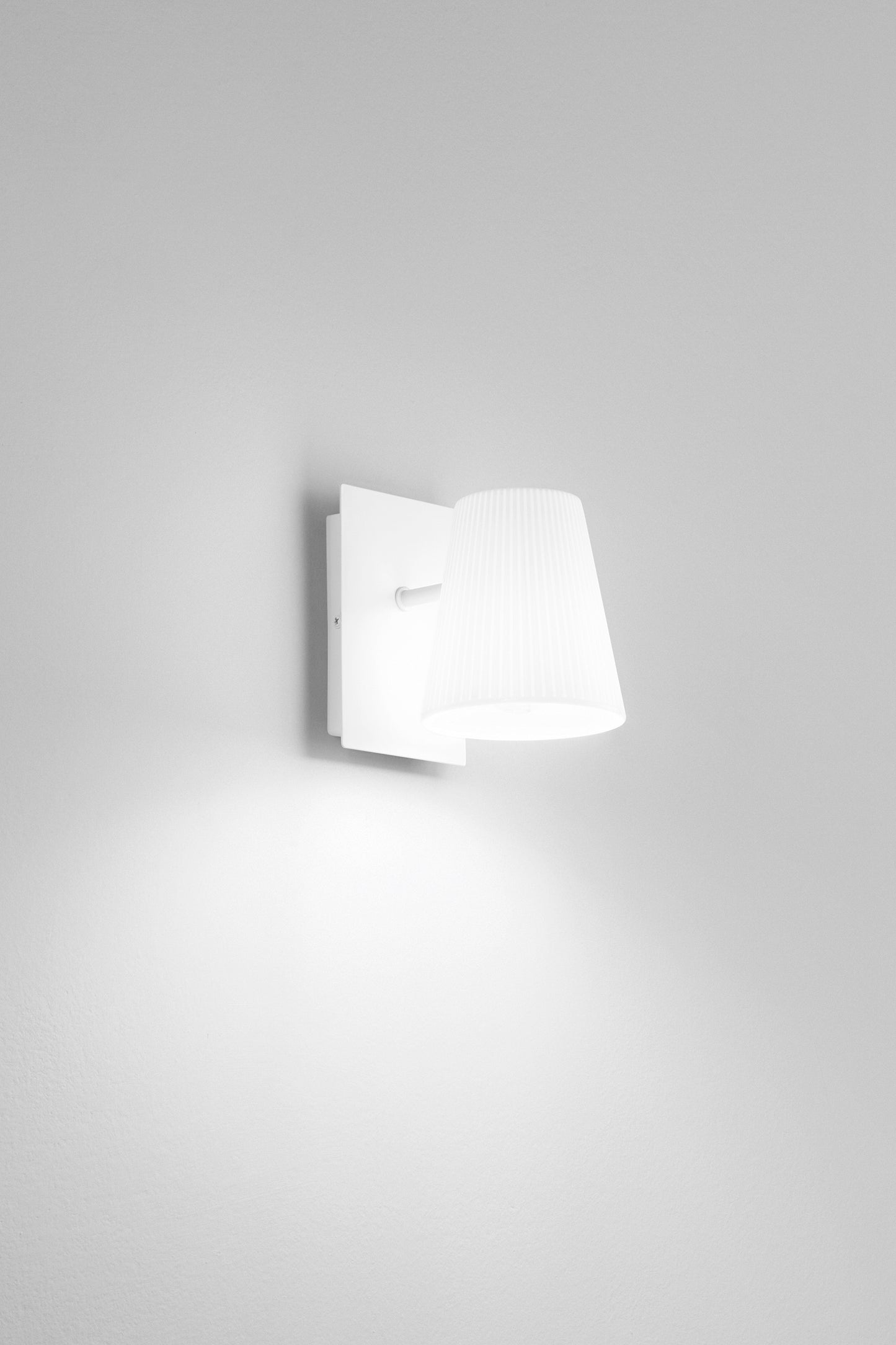 Applique CULT bianca in metallo con diffusore in termoplastica