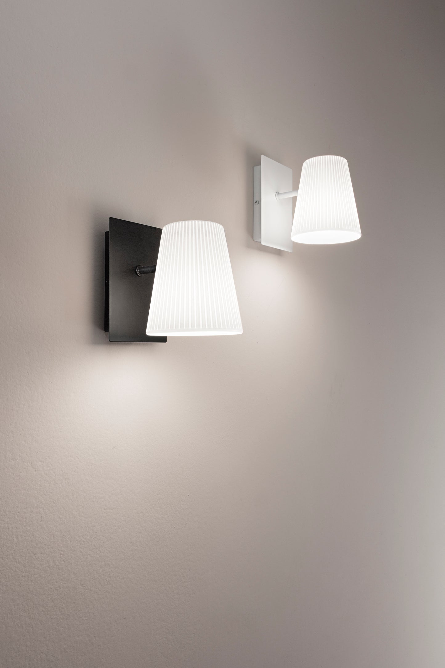 Applique CULT bianca in metallo con diffusore in termoplastica