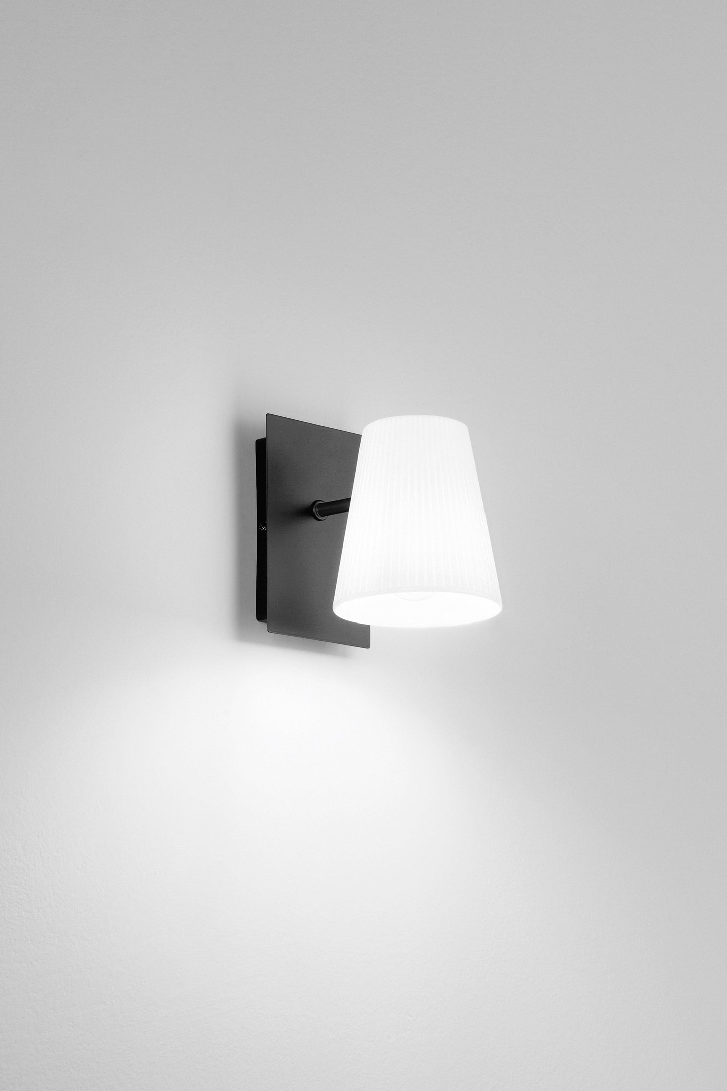 Applique CULT nera in metallo con diffusore in termoplastica