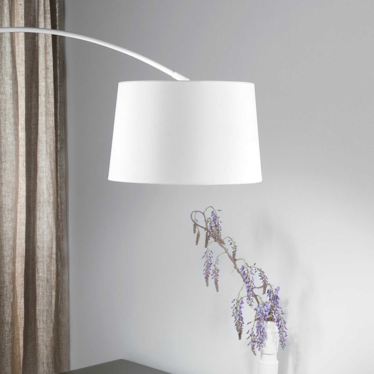 Piantana curva DREAM in metallo bianco con base in marmo