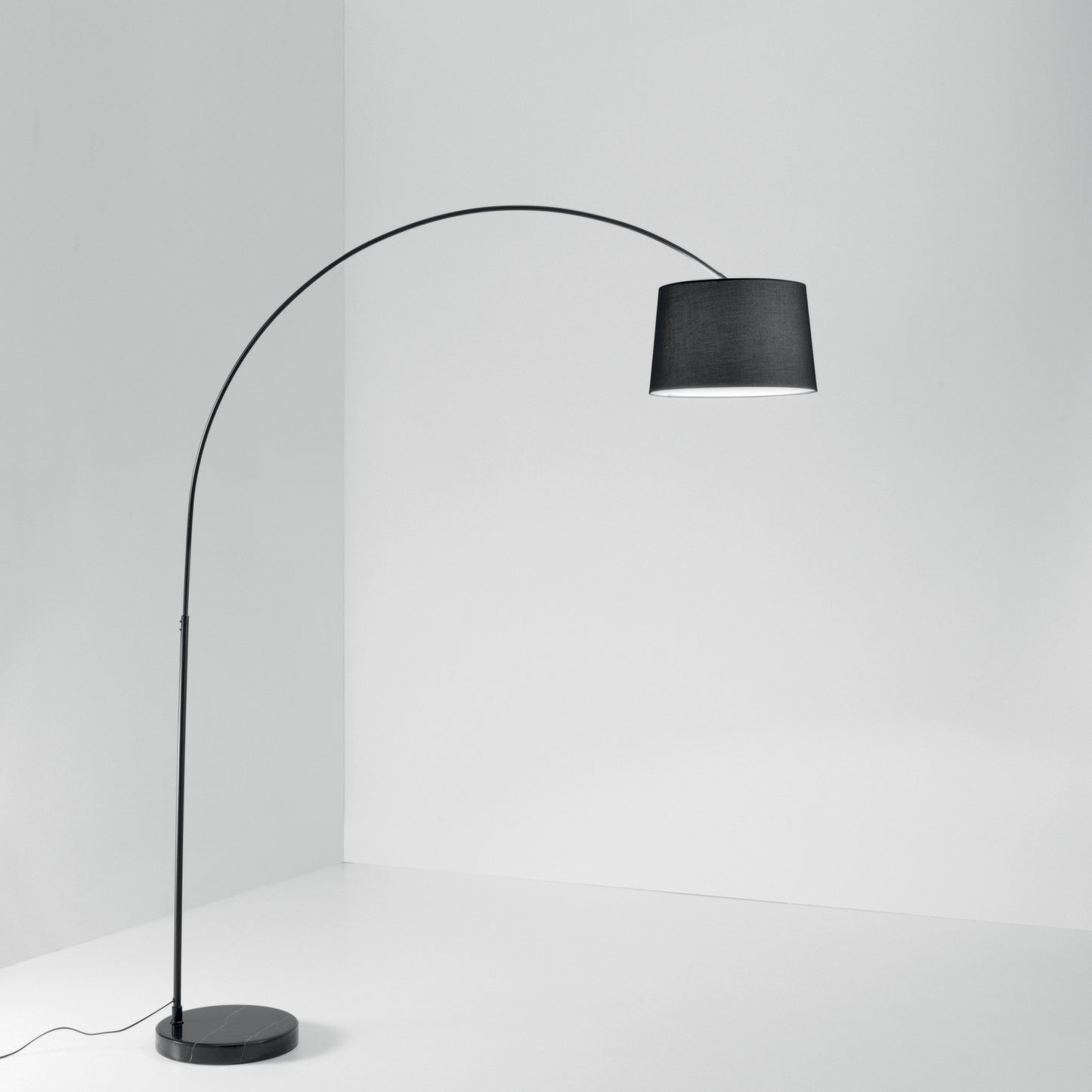 Piantana curva DREAM in metallo nero con base in marmo