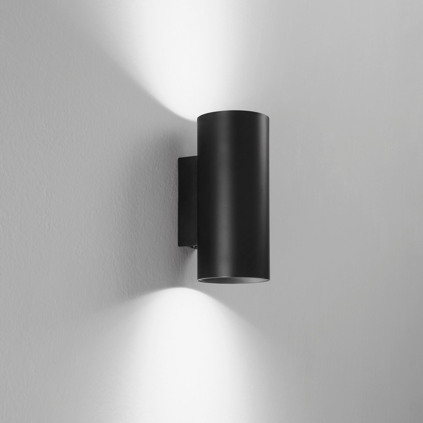 Applique DUDUK rotonda biemissione in metallo nero 10 cm.
