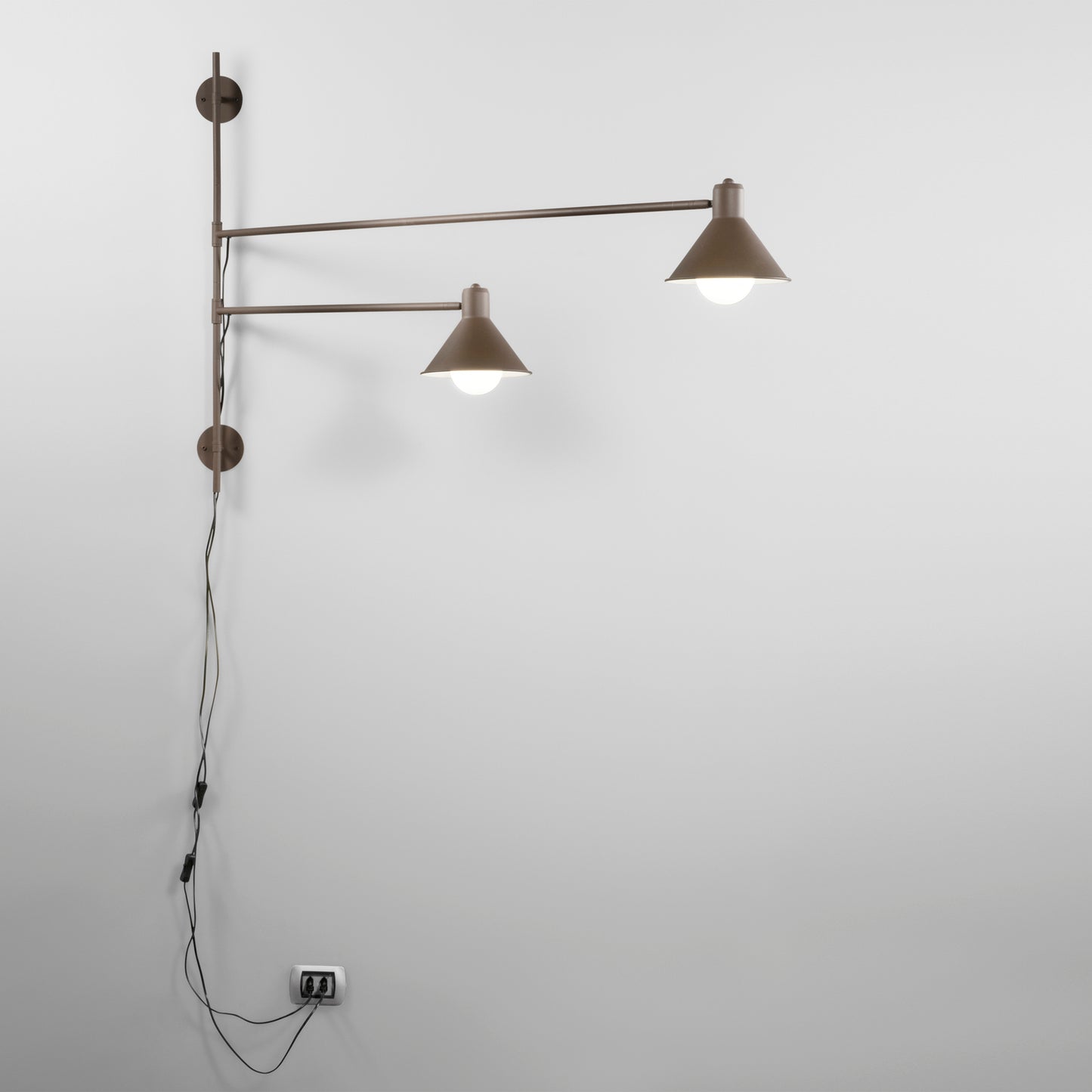 Applique DUETTO in metallo bronzo con due bracci orientabili