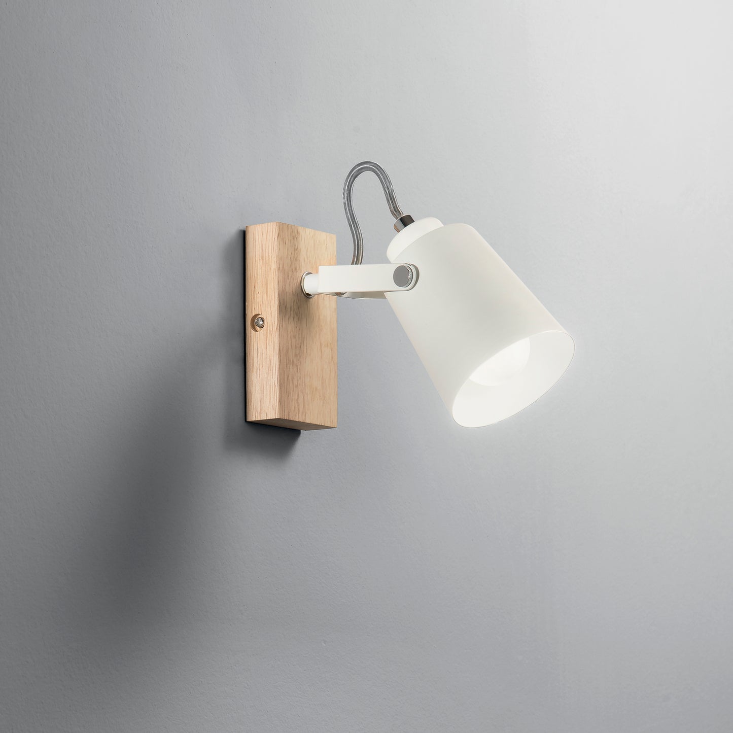 Plafone EDA in metallo bianco e legno con punto luce orientabile